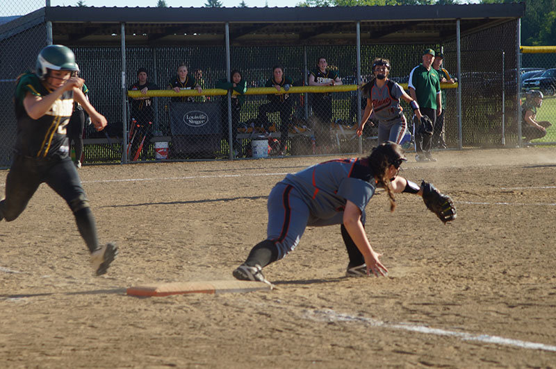 First baseman Keeley Barthlow stretches for an out on a throw from Riley Miller. Photo by Oliver Lazenby 